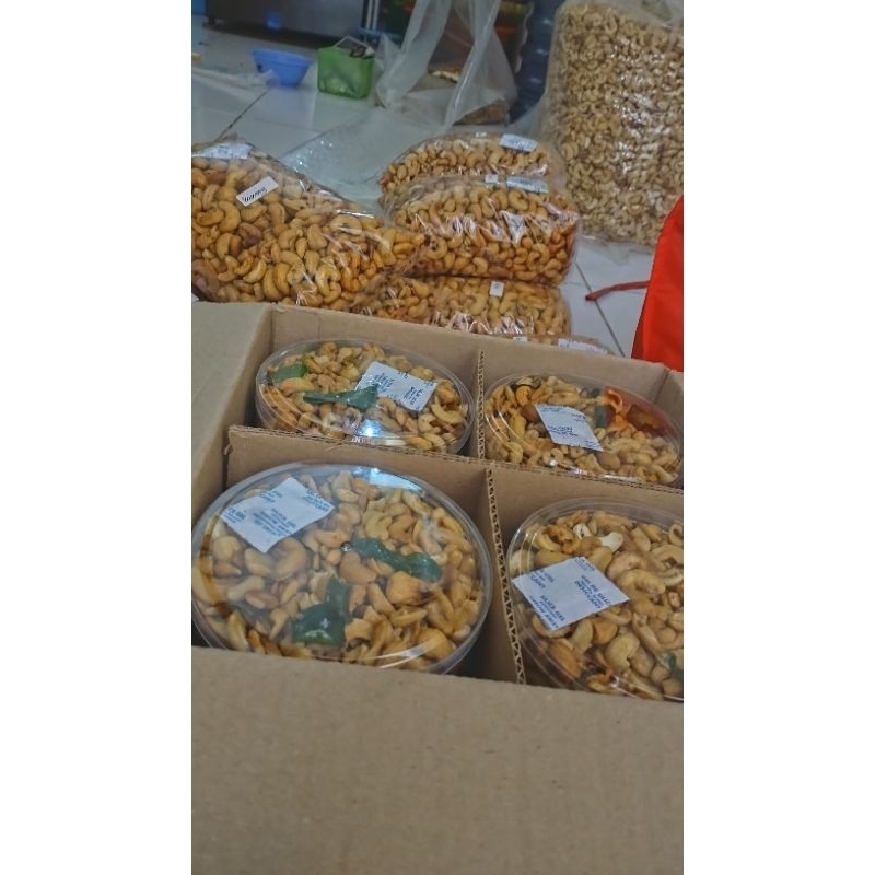 

PAKET USAHA, KACANG METE MATANG SATU KARTON ISI 12 TOPLES