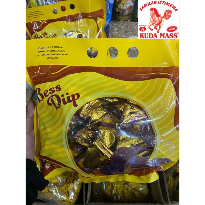 

Bess Diip Crispy Chocolate Ball Snack Bola Coklat Renyah Isi 40Pcs KUDA MASS A MALANG JAWA TIMUR