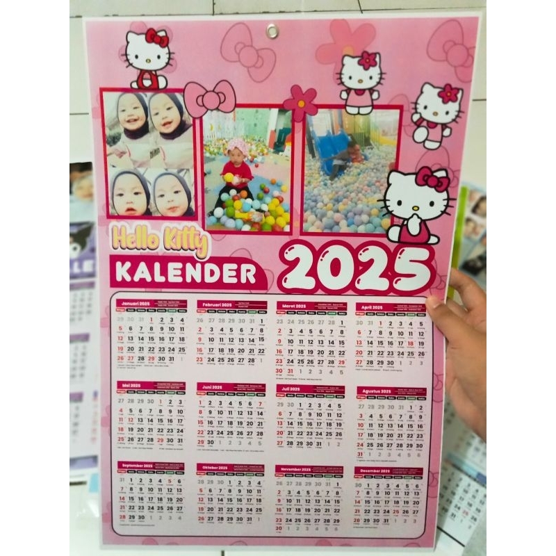 

CETAK KALENDER 2025 UKURAN A3+ PAKAI 5 FOTO BISA REQUEST BACKGROUND TERLARIS DAN TERMURAH -CFM