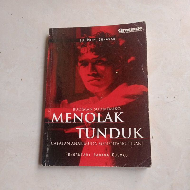 buku menolak tunduk catatan anak muda menentang tirani