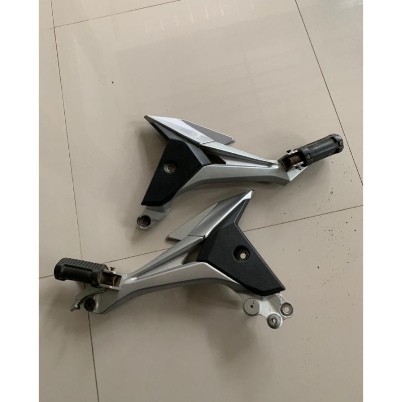 Sepasang Step Postep Footstep Belakang Honda Supra x 125 Fi New Helm In Original Bekas Copotan Motor