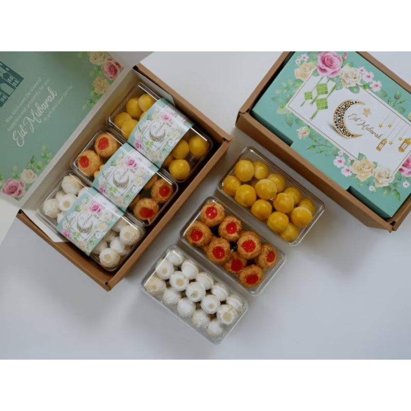

Bingkisan Hampers / Parcel Isian Kue Kering / Cookies / Makanan Ringan Cantik Kekinian Unik untuk Hari Raya Idul Fitri / Lebaran 2025 Gratis Kartu Ucapan (Boleh Random/ Pilih 3 Jenis Kue Sendiri)