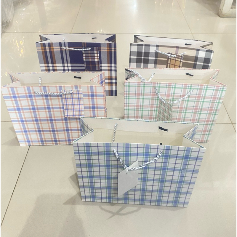 

Paperbag motif Garis Cantik / Paper Bag Bahan Tebal premium Motif Kekinian
