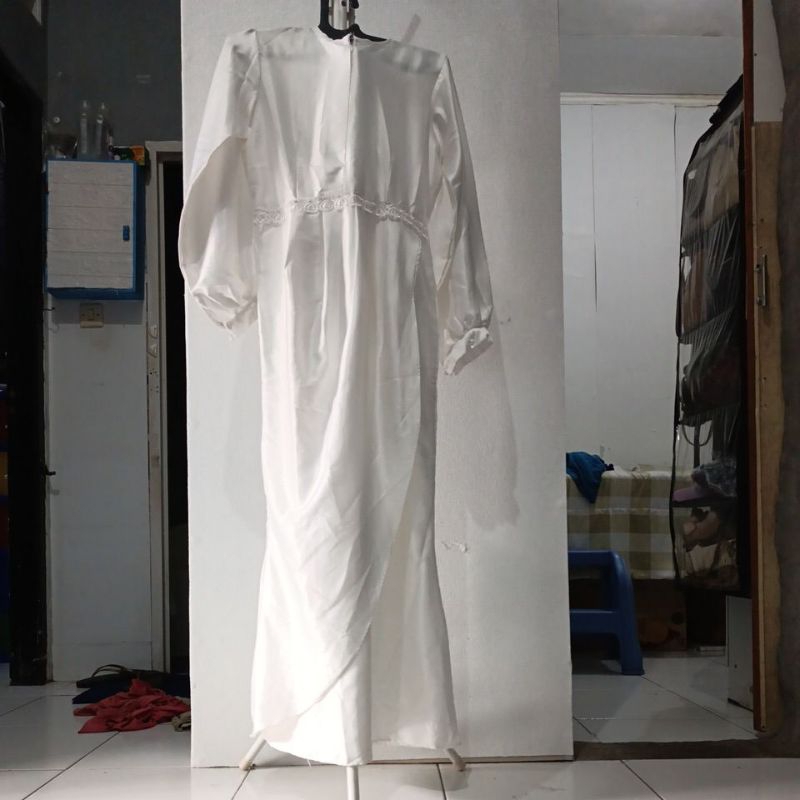 Preloved gamis dress duyung mermaid elegan warna broken white satin velvet maxmara