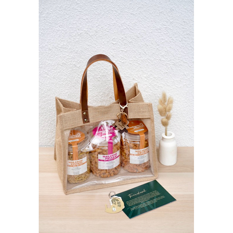

Exclusive Hampers Kudapanmbayas X ZAV Souvenir - Tas Goni isi 3 Toples Kudapan (PILIH OPSI RASA)