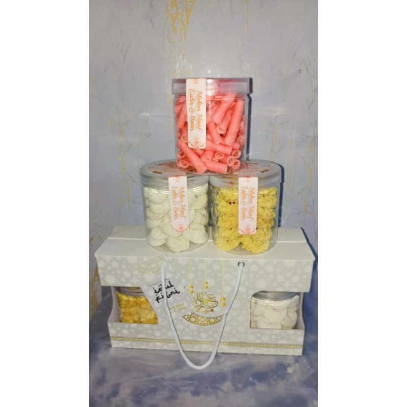 

hampers lebaran jar isi 3 toples 600ml kue sagu keju,kue semprit & astroll strawberry