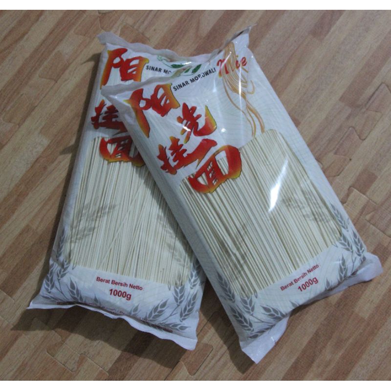 

Mie putih pasta tepung gandum kecil merek Matahari