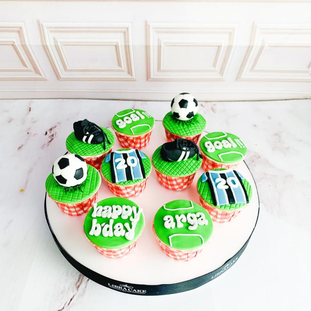 Kue Ulang Tahun/Birthday Cake/Cupcake tema Bola/Cupcake