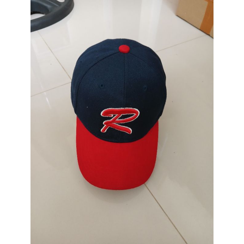 topi logo R  bekas rasa baru enak dipakai keren stylis