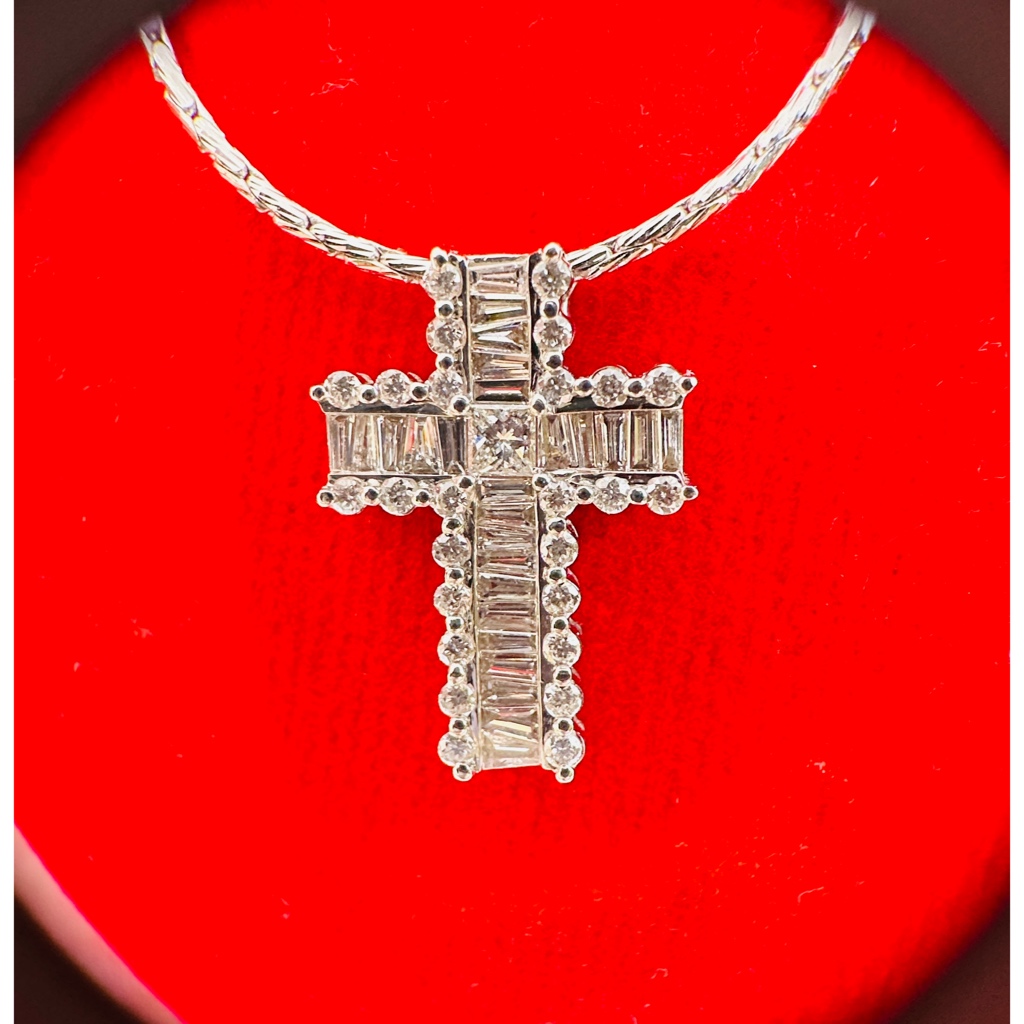 Liontin Salib Berlian Tapered