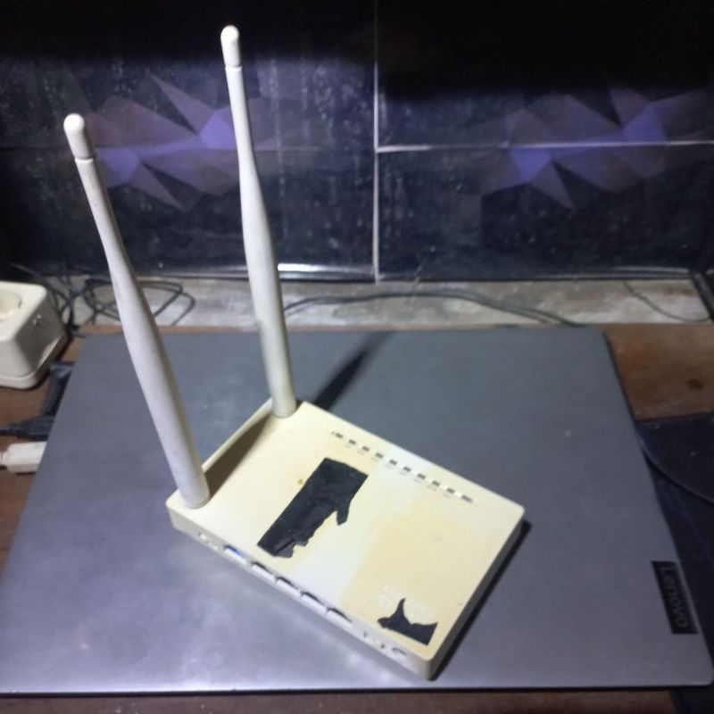 Router Netis wf 2419 e like new (lengkap adaptor). minus ada bekas doble tape dan agak kusam .sistem
