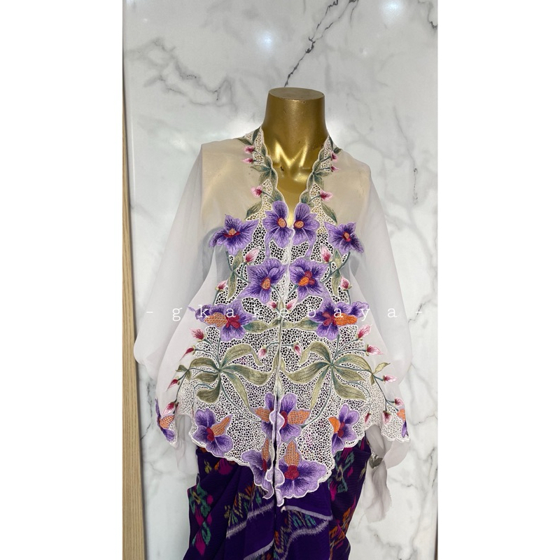 KEBAYA BORDIR PUTIH BUNGA UNGU/KAIN KEBAYA/KEBAYA BALI