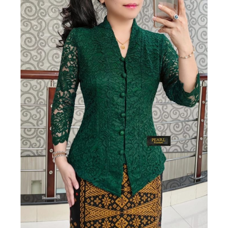 Kebaya FatmawatiBahan renda Fatmawati lembut & stretch
Lapis Furing
Kancing depan