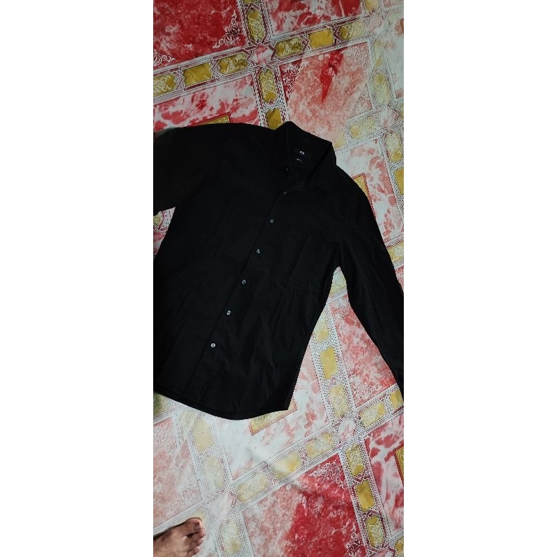 kemeja uniqlo size M hitam pekat