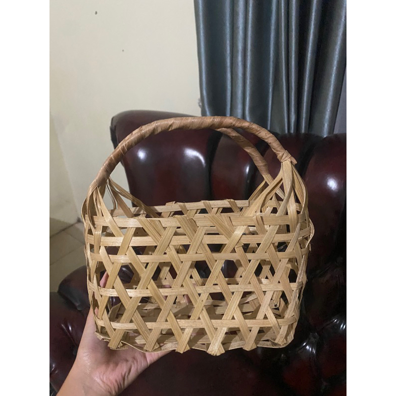 Kantong atau Keranjang Parcel dari Anyaman Bambu