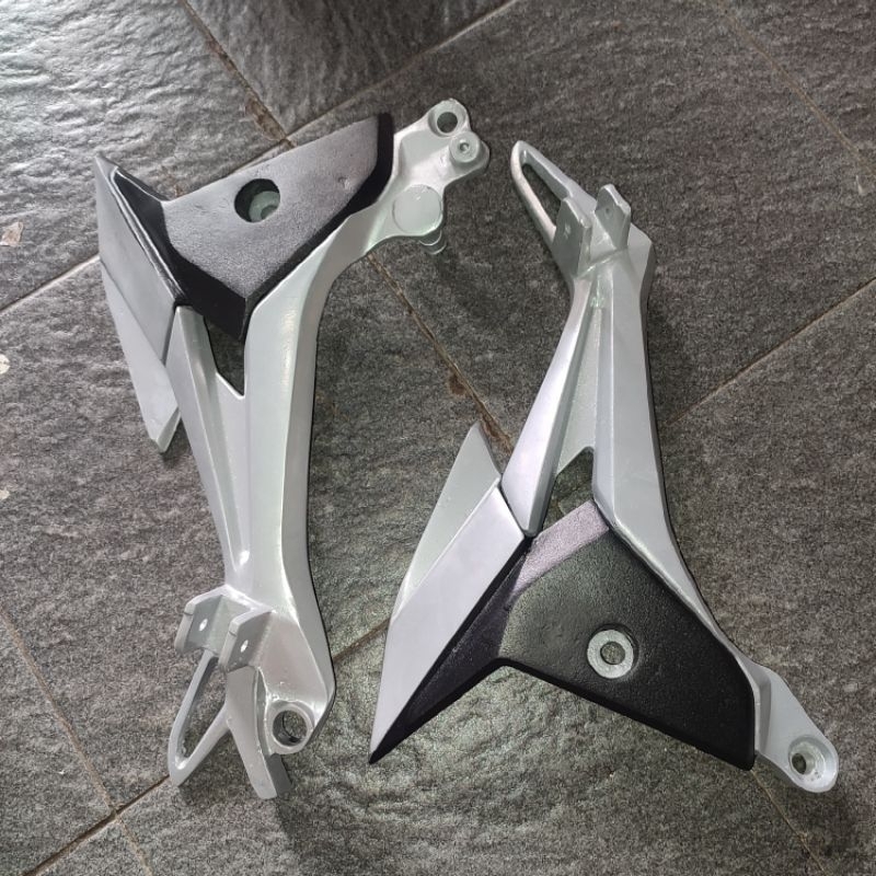 BOSTEP DUDUKAN FOOTSTEP BELAKANG SUPRA X 125 NEW FI 2014 SET KANAN KIRI ( IMITASI KW )