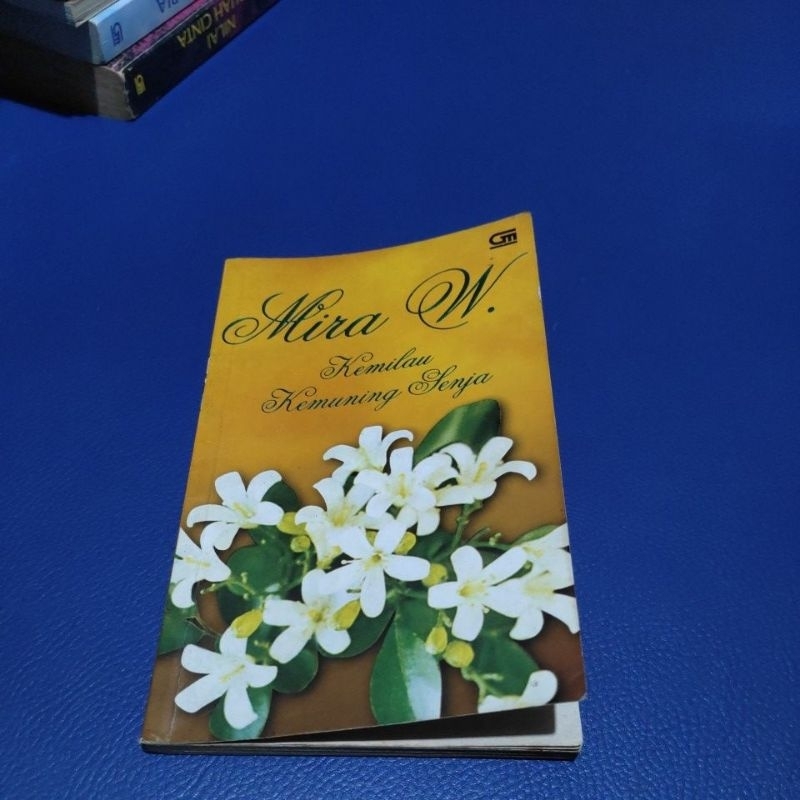 NOVEL MIRA W KEMILAU KEMUNING SENJA
