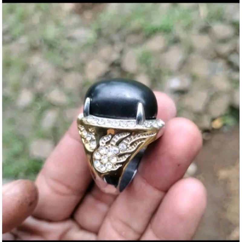 cincin  batu getar cahaya