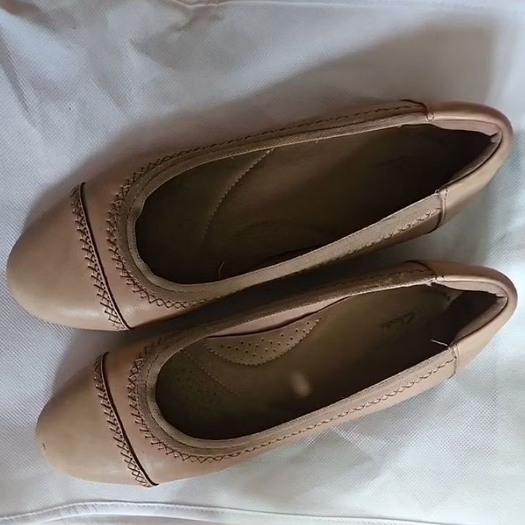 Preloved sepatu Clarks Wanita