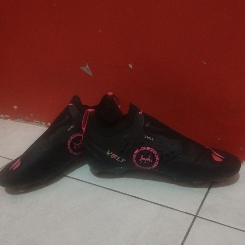 Sepatu bola concave linggard