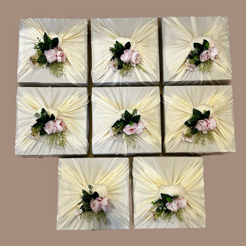 

Paket Hidden Hantaran Seserahan dengan isinya 8 macam All in