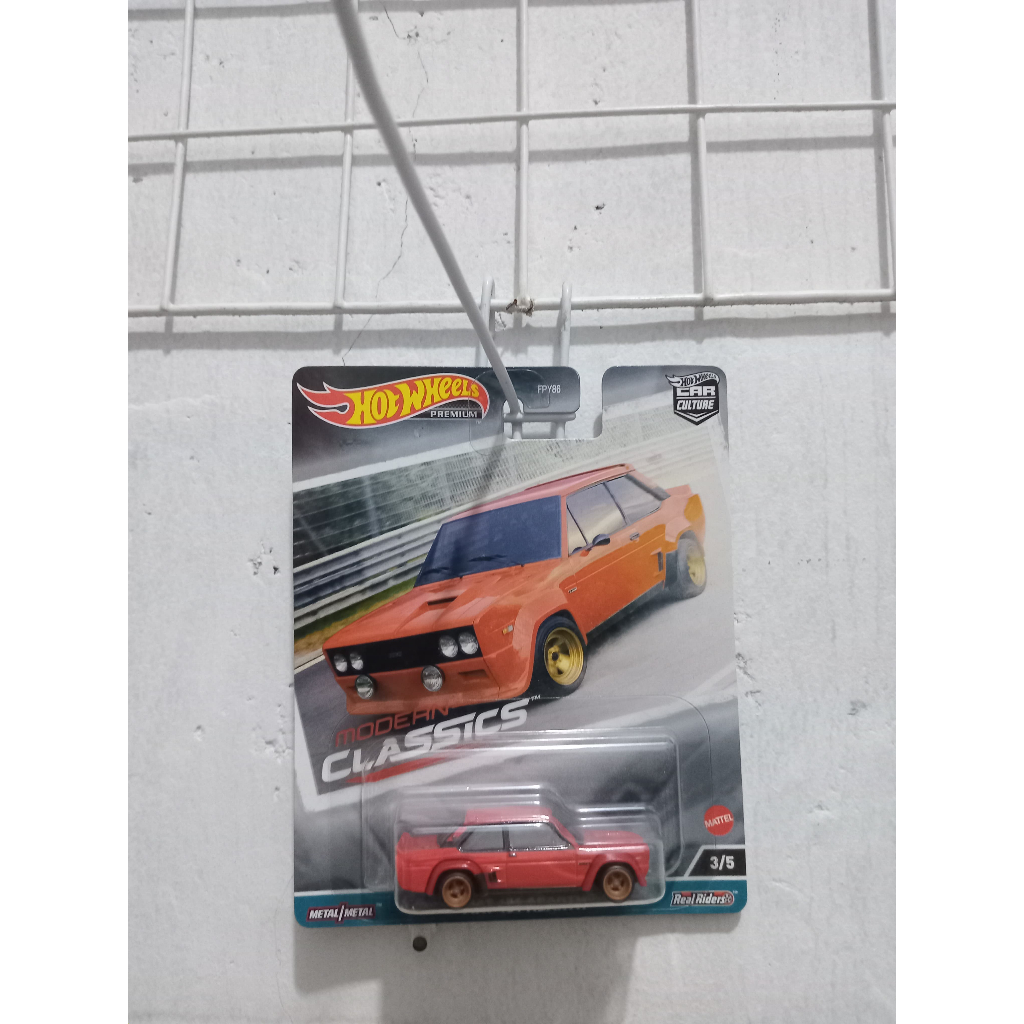 Mainan hotwheels - modern classic (fiat 131 abarth)