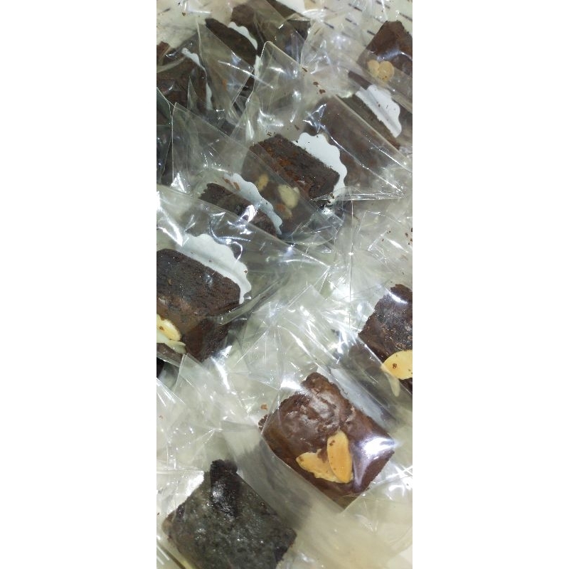 

FUDGY BROWNIES (1 PCS), U/ TESTING