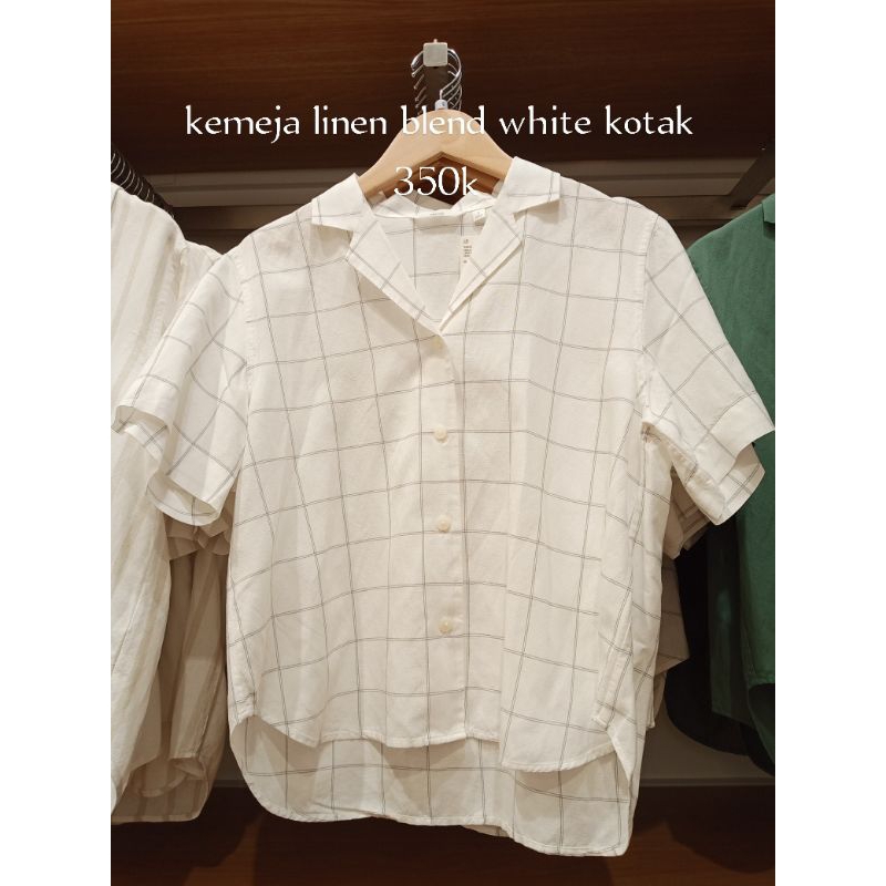 kemeja linen blend Uniqlo kerah terbuka