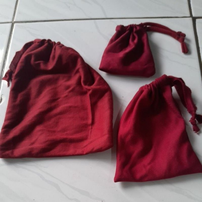 kain kantong serut warna merah tempat penyimanan