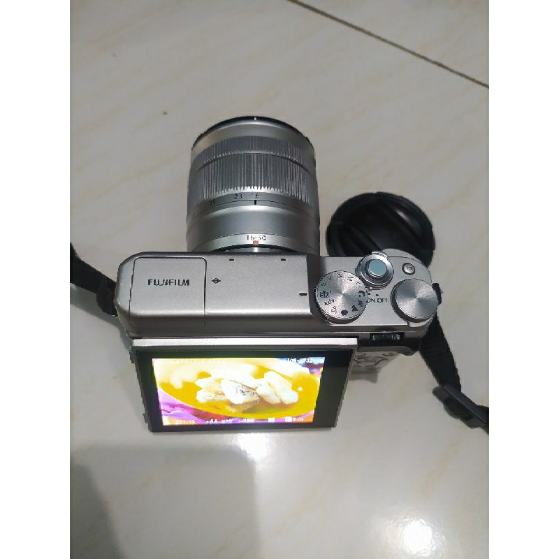 Fujifilm XA10 mirrorless layar flip wifi
