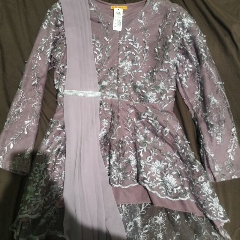 Kebaya modern wisuda ungu brukat