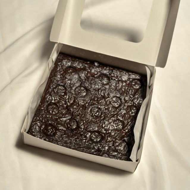 

THE BROWNIES FUDGY LUMER COKLAT ORIGINAL / KUE BROWNIES COKLAT PREMIUM HAMPERS