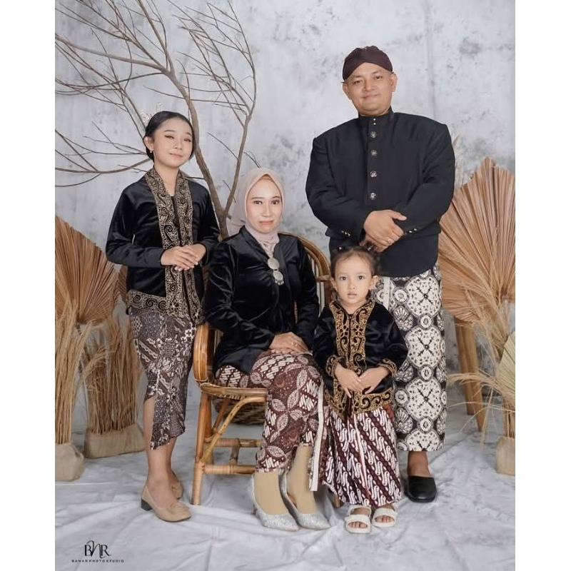 foto keluarga edit ganti wajah ini produk digital tanpa wajah