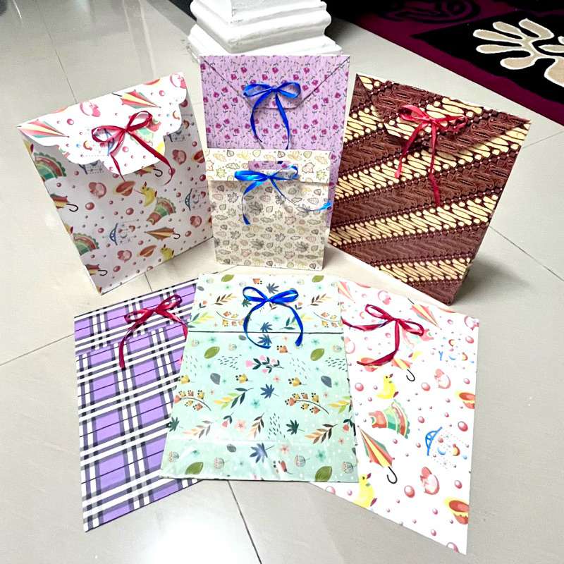 

Bungkus Kado Jadi/ instant Random motif bunga kotak-kotak batik Free Pita