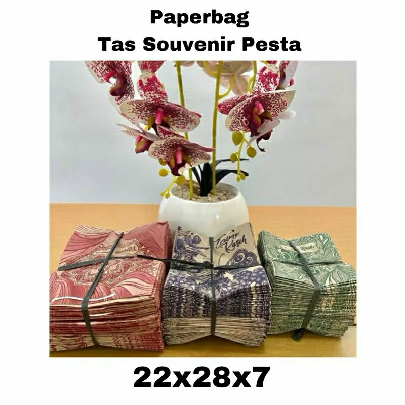 

paper bag motif uk. 22x28x7. tas sovenir pernikahan. 50/100 pcs.