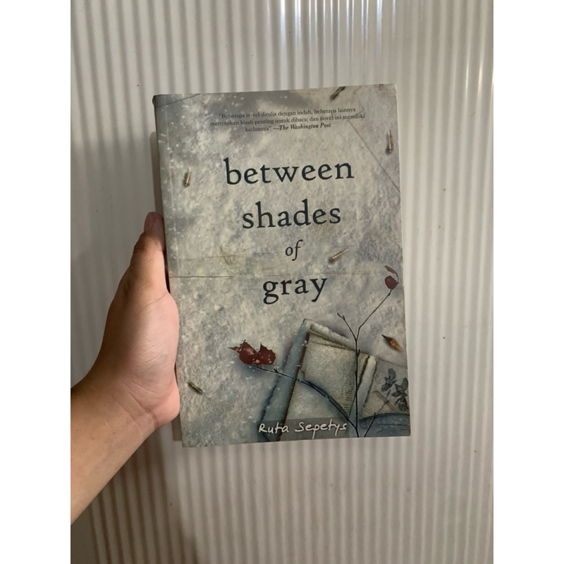 BETWEEN SHADES OF GRAY PRELOVED