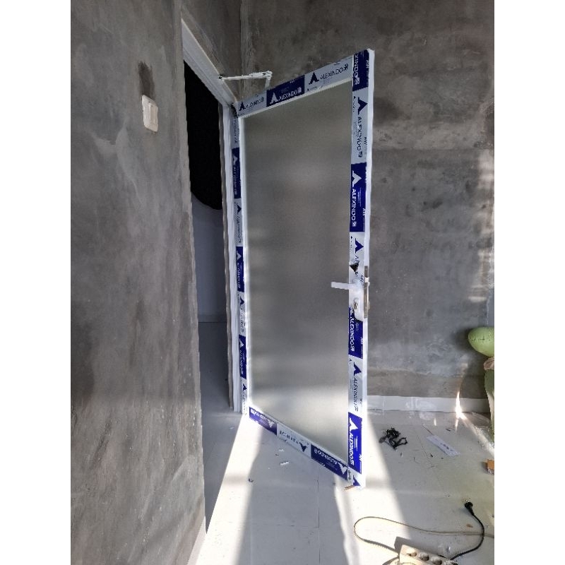Pintu Swing Aluminium Kaca es 5mm