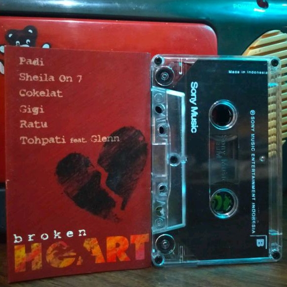 Kaset pita kompilasi broken heart