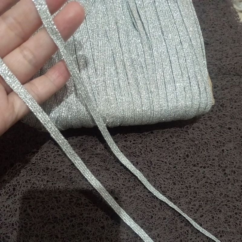 

pita silver ukuran 0.4cm.harga per pcs( 1pcs isi 13 meter)