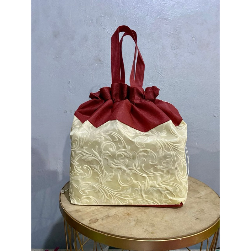

(1 PACK = 60 PCS) GOODIEBAG TAS HAJATAN EMBOS SERUT 22x22 CM TINGGI 30 CM/ TAS NASI BOX / TAS WALIMAHAN / TAS RAMAH LINGKUNGAN / TAS SEMINAR / TAS BELANJA