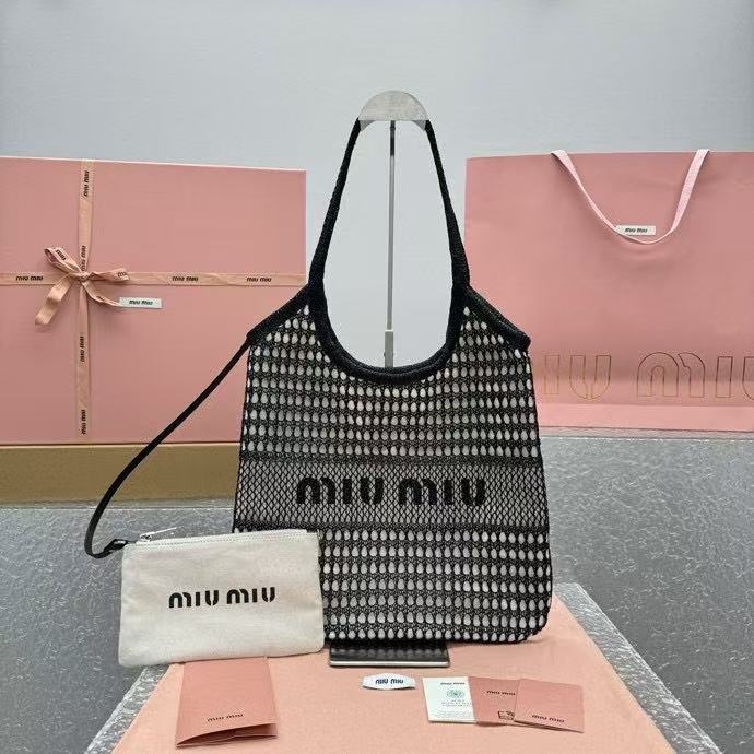 MIU MIU Single shoulder tote bag in black 5593