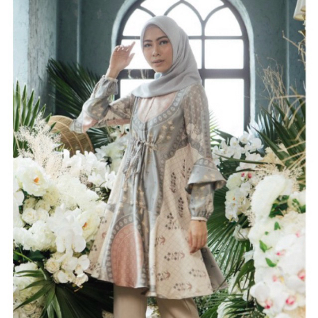 (PRELOVED) RAFFLESIA TUNIC by Wearing Klamby