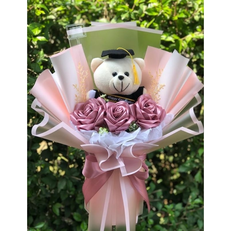 buket boneka wisuda / buket bunga wisuda aesthetic / buket bunga wisuda cewe / buket bunga wisuda bo