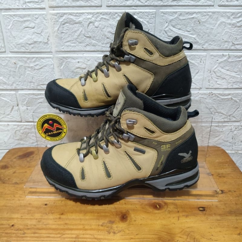 sepatu outdoor SALEWA second