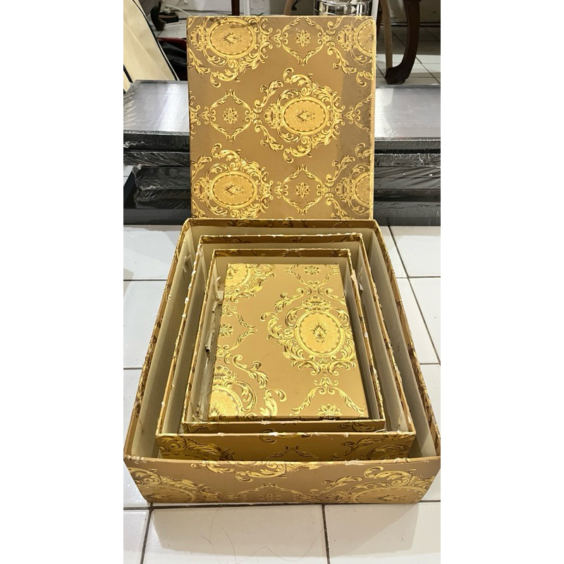 

Box Hampers Gold (7 box)