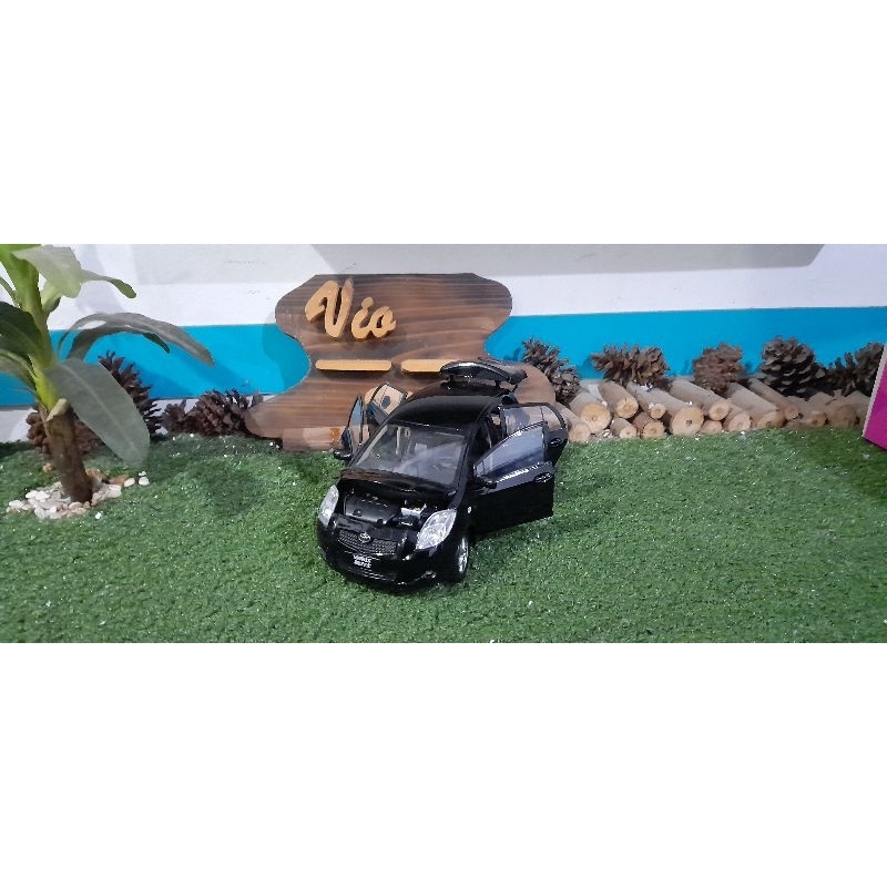 Diecast Miniatur Toyota Yaris skala 1:18