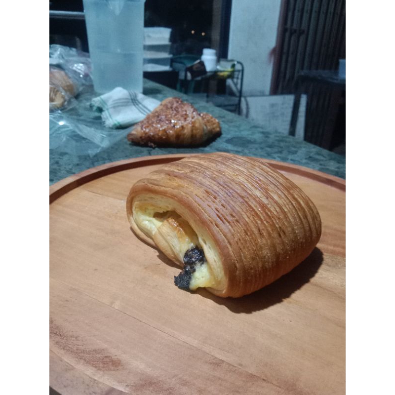 

Pain Suisse Premium– Roti Brioche Isi Krim dan Cokelat ala Prancis
