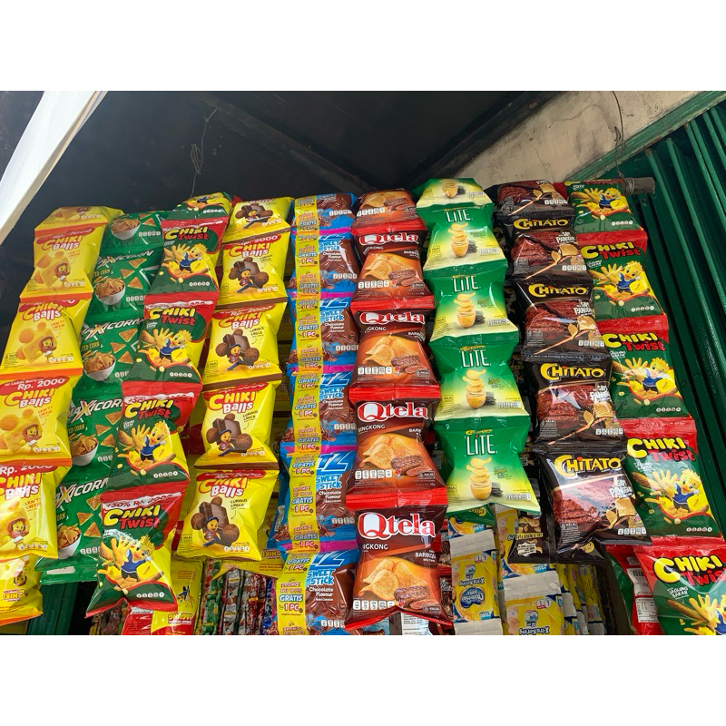 

Aneka Renceng Chiki Chitato Lite Qtela Twist Chiki Balls Maxicorn Jetz isi 10