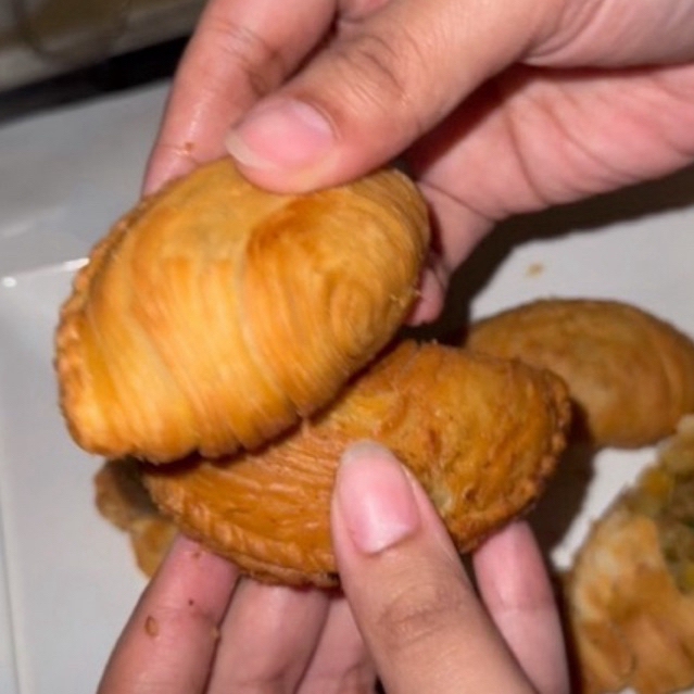 

CURRY PUFF sayur ayam PREMIUM BY ROTICOKLATKU.EXPRESS