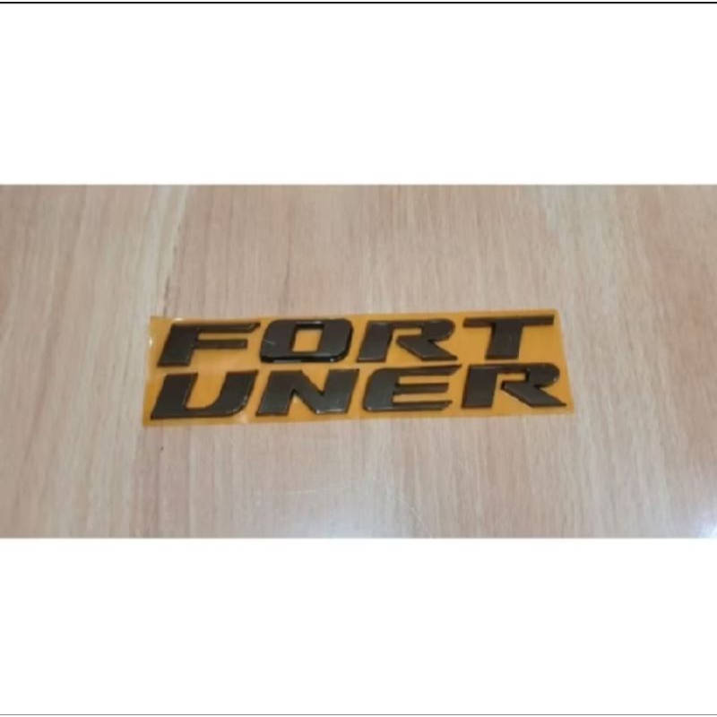 Emblem fortuner bagasi belakang